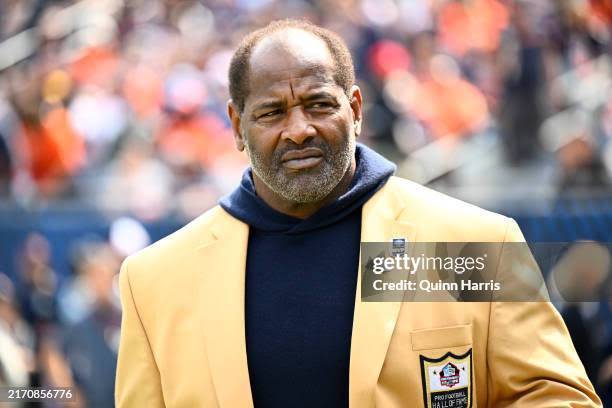 BREAKING NEWS: Excitements Hit Soldier Field stadium as former Chicago Bears legend Richard Dent has Returned to former team as a senior coaching…see more